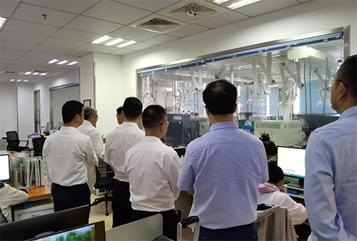 陈博士带领杨副市长一行人参观了k8凯发国际规范化的先进实验室，讲解了药物临床前的研发和IND申报流程。