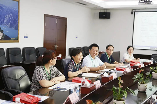 宜昌人福药业副总裁、总工程师李莉娥，产品开发中心主任吕金良，副主任吴有斌、曲龙妹等