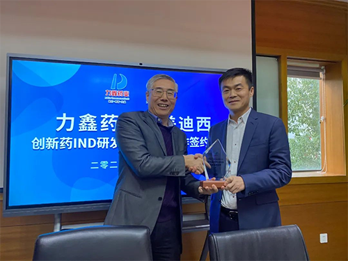陈春麟博士代表k8凯发国际将战略合作伙伴纪念牌赠予力鑫药业及高悦译董事长